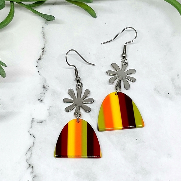 Retro design acrylic earrings - Picture 3 of 3